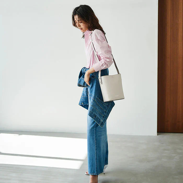 ホワイトのショルダーバッグこそ使える！魅力や選び方のポイント