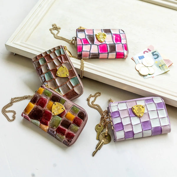 キーケースをプレゼントするときのポイントは?おすすめのカラーや素材・アタプラで人気のキーケースもご紹介