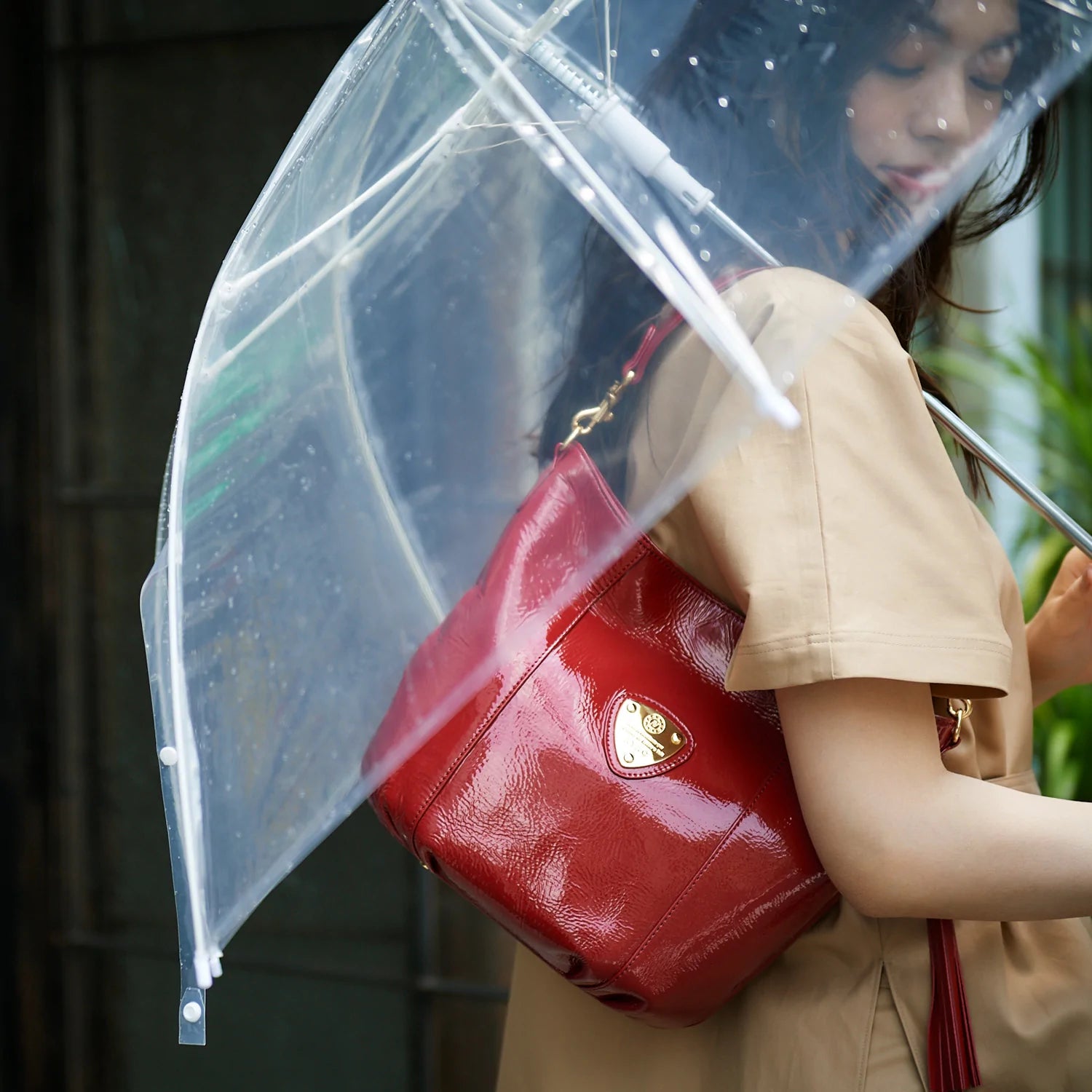 雨の日におすすめのバッグの特徴を解説！撥水と防水の違いや雨の日の