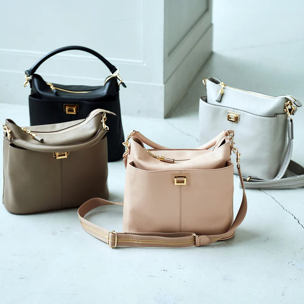 女性のお出かけバッグの中身大公開！軽さやコンパクトさを重視したい