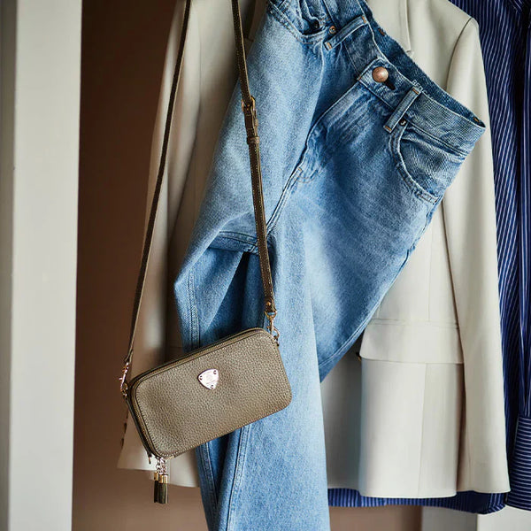 スマホポーチの横型の魅力を紹介!横型のスマホポーチの選ぶポイントとメリットについても詳しく解説します!