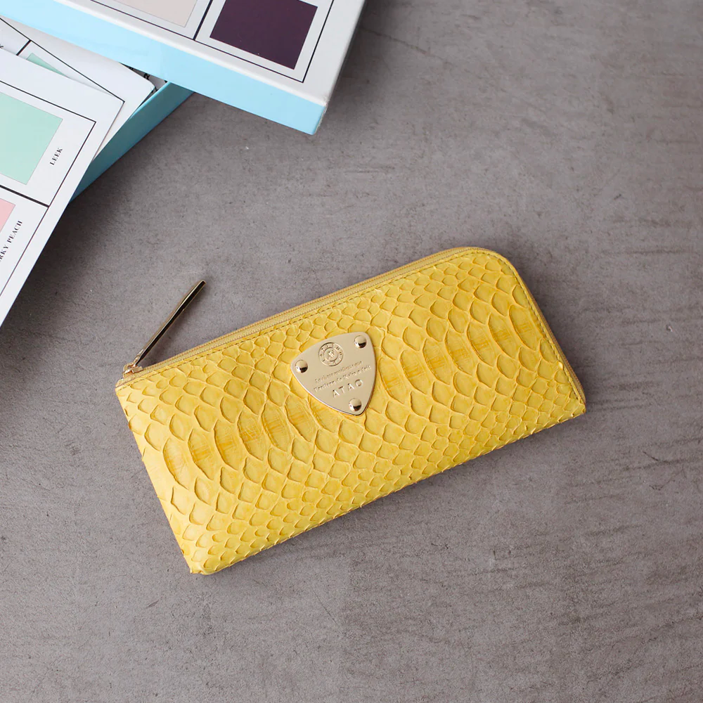 黄色の財布の風水の意味は？おすすめの色味もご紹介 – ATAO LAND