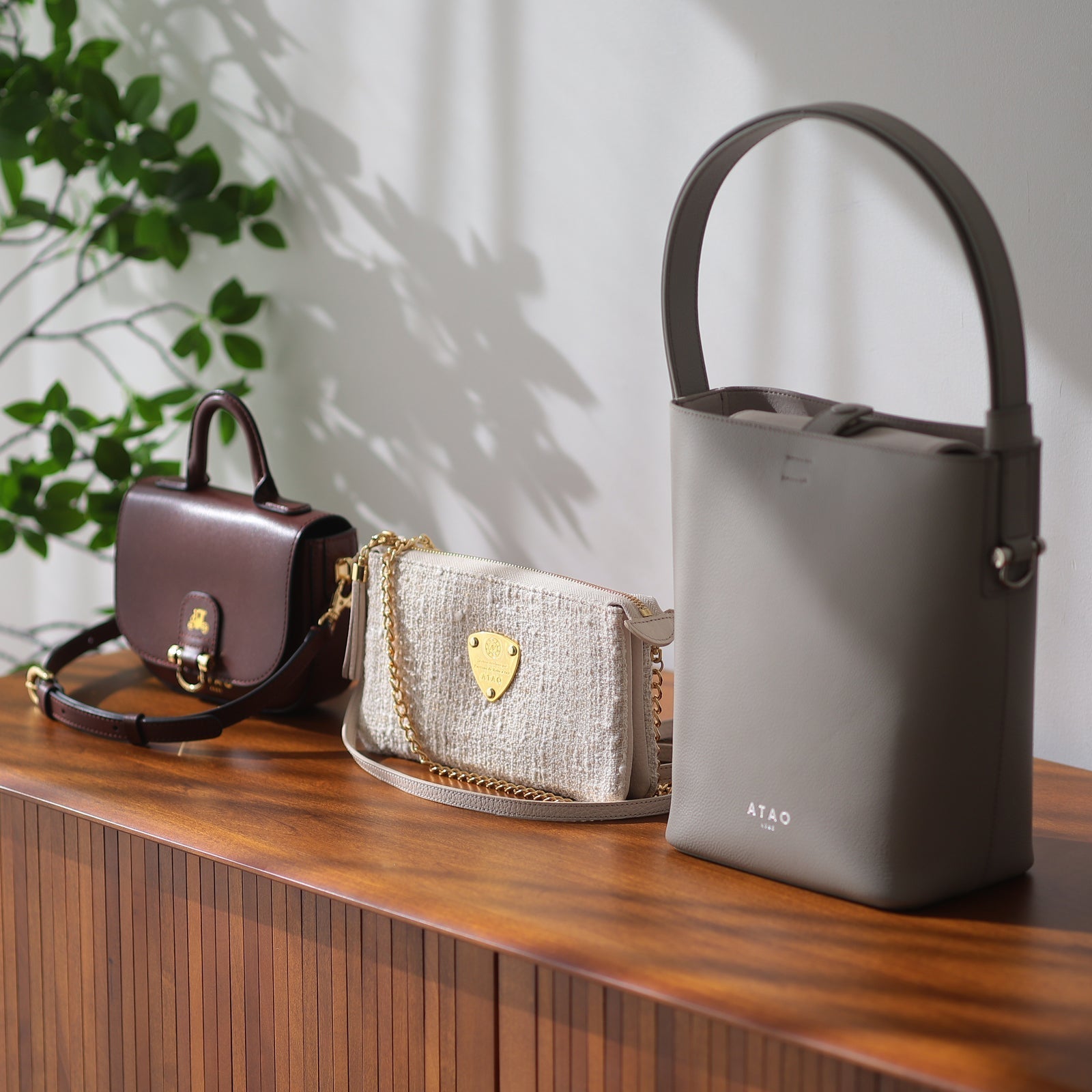 おしゃれ賢者3名がクリスマスに選びたい、ATAOの名品バッグとは