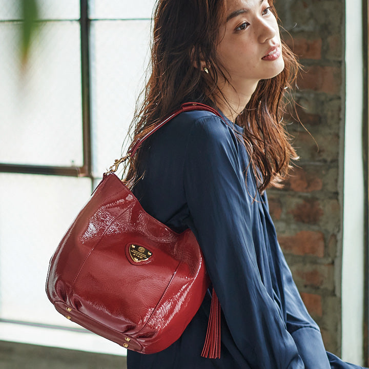 キャンディ|撥水エナメルの超軽量ワンマイルバッグ