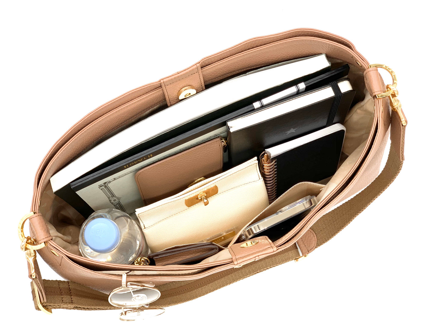 ATAOで最初に誕生したアイコンバッグ「elvy+」