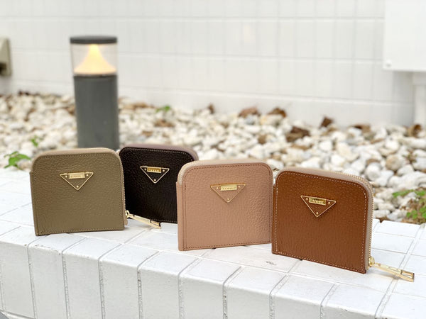 レディースの二つ折り革財布はおしゃれなものばかり！二つ折り革財布を使うメリットや選ぶ際のポイントを詳しく紹介