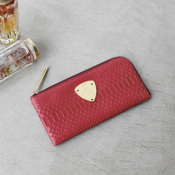 赤い財布は女性らしさが際立つアイテム！風水における赤色の効果やおすすめの財布の形もご紹介！