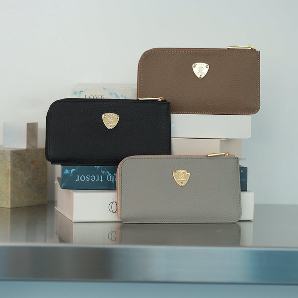 左利きさんの手に、やさしくフィットする新しいカタチのお財布とは― ATAO「マンチーノ」シリーズ