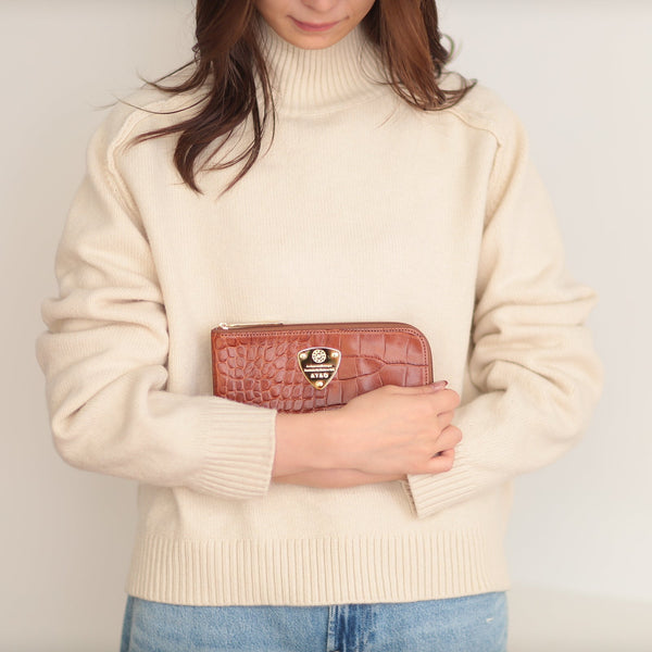 使うほど、もっと好きになる。革財布の経年変化を楽しむコツ