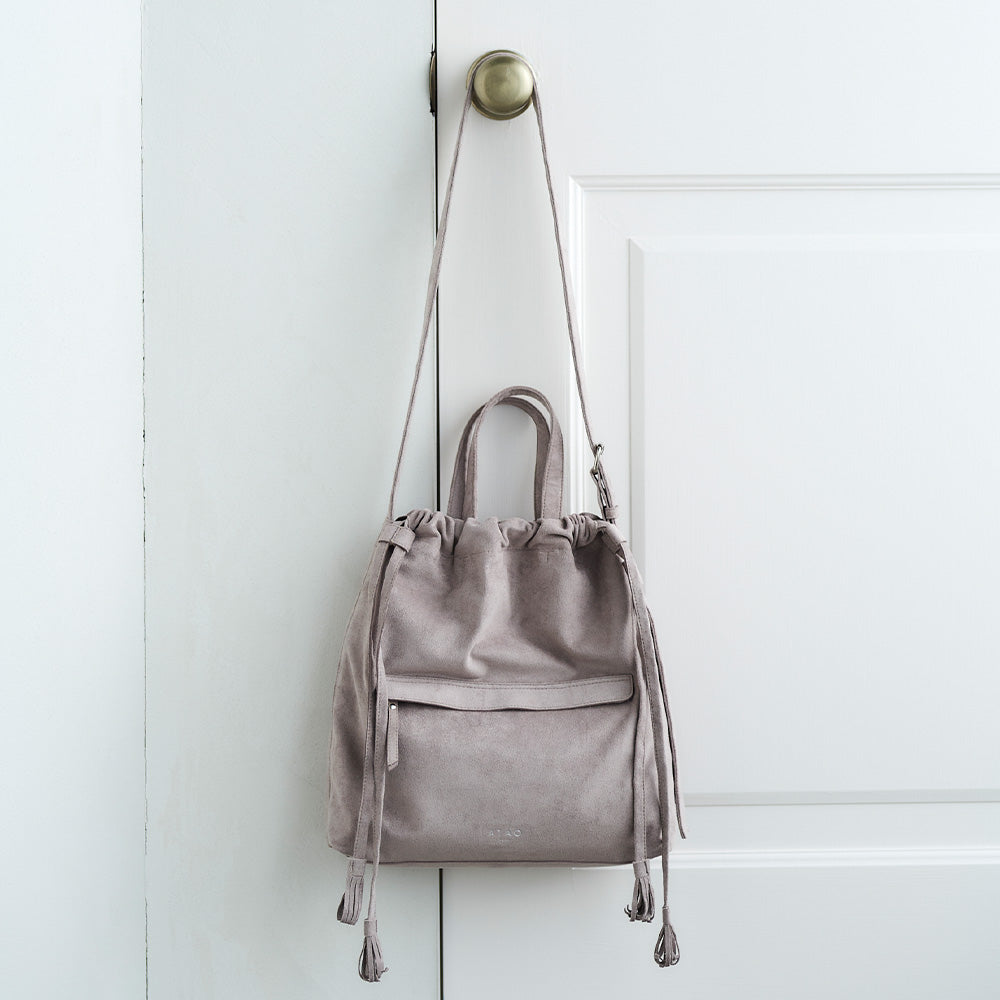 季節もスタイリングも選ばないセカンドバッグ｜ヴァリ