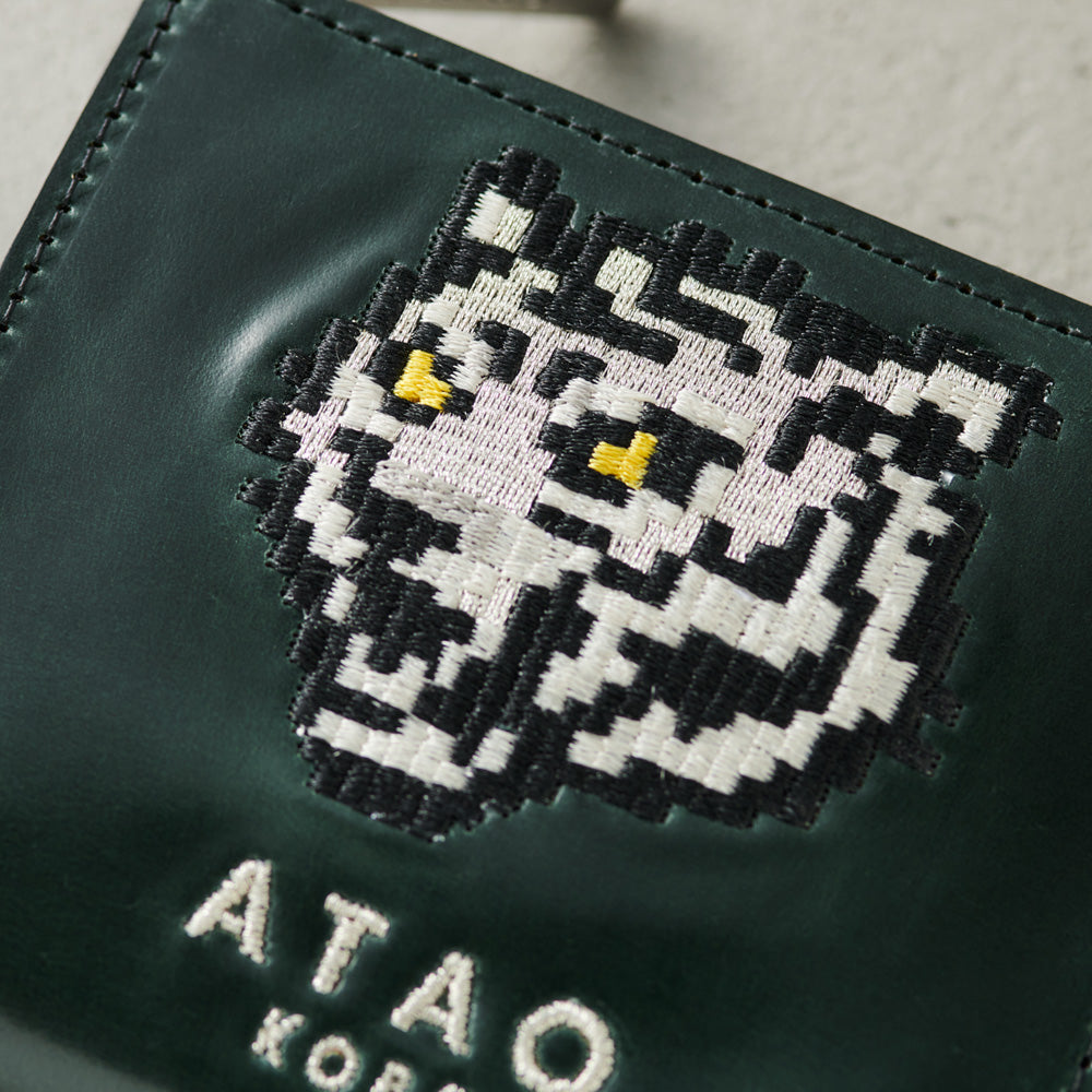 希少なコードバンのミニ財布｜銀糸で刺繍されたホワイトタイガー（白虎）